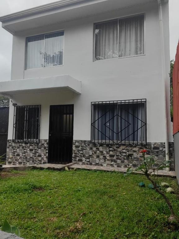 Το κτήριο όπου στεγάζεται  το δωμάτιο σε οικογενειακή κατοικία