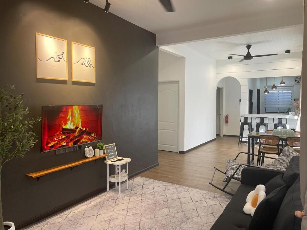 TV a/nebo společenská místnost v ubytování Hafiyya Raintown Homestay, Taiping