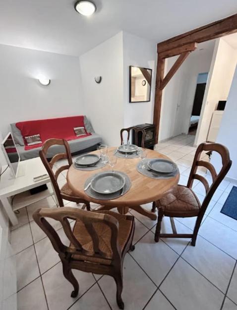 ein Holztisch und Stühle in einem Zimmer in der Unterkunft Montagnard RDC Hyper centre in Chartres