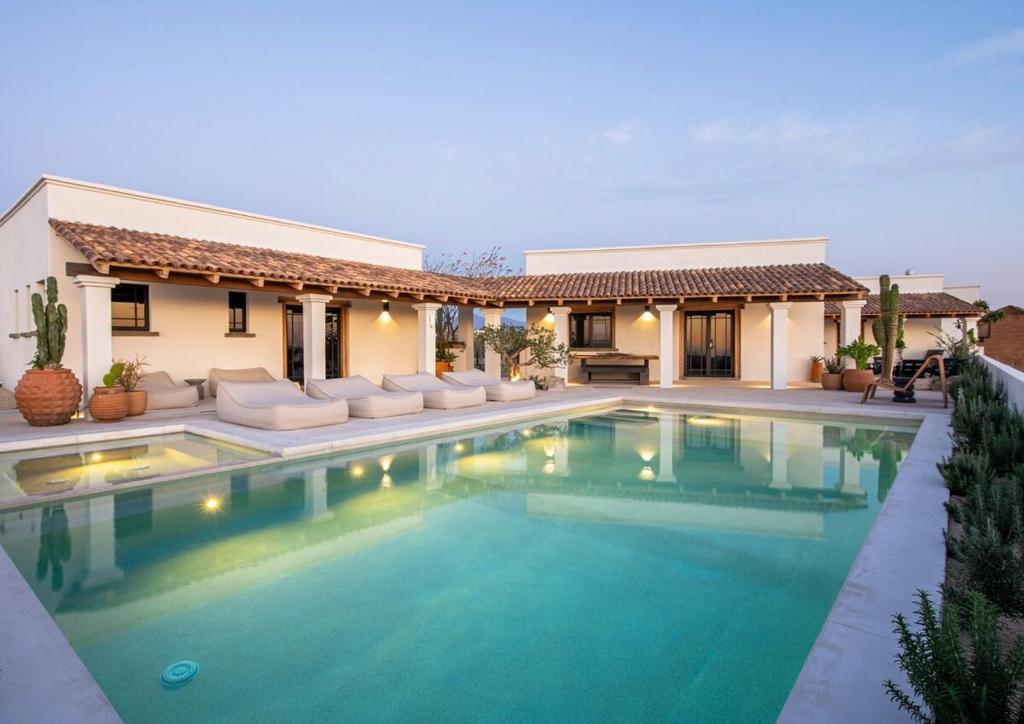 Boutique Villa Featured on Emmy-Award Winning StayCation في تودوس سانتوس: حمام سباحة أمام منزل