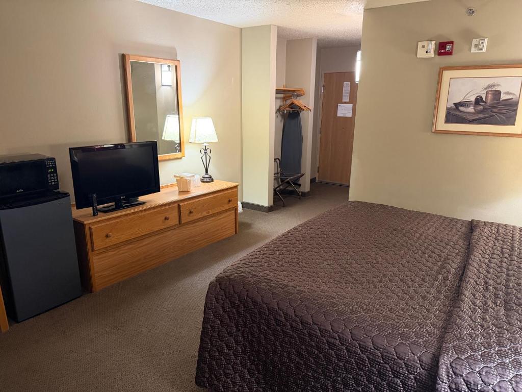 Rodeway Inn Hesston - King Room - Accessible/Non-Smoking