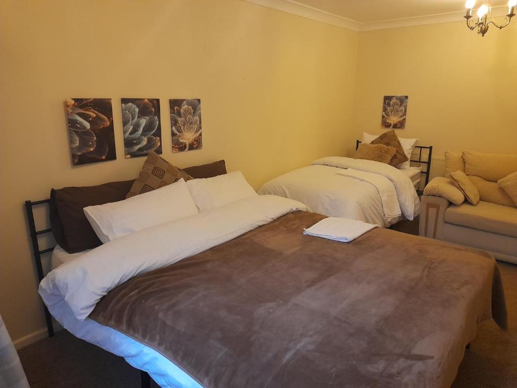 En eller flere senge i et værelse på Four-bedroom house, kitchen, TV in each bedroom