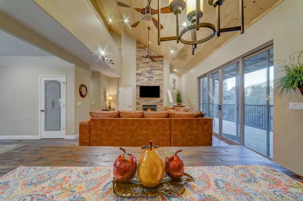 Μια τηλεόραση ή/και κέντρο ψυχαγωγίας στο Butterfly View Retreat - 45 Min to Yosemite