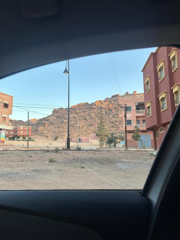 - une vue sur la rue depuis une fenêtre de voiture dans l'établissement Calm & Comfortable Tafraout Apartment for families Ground Floor, à Tafraout