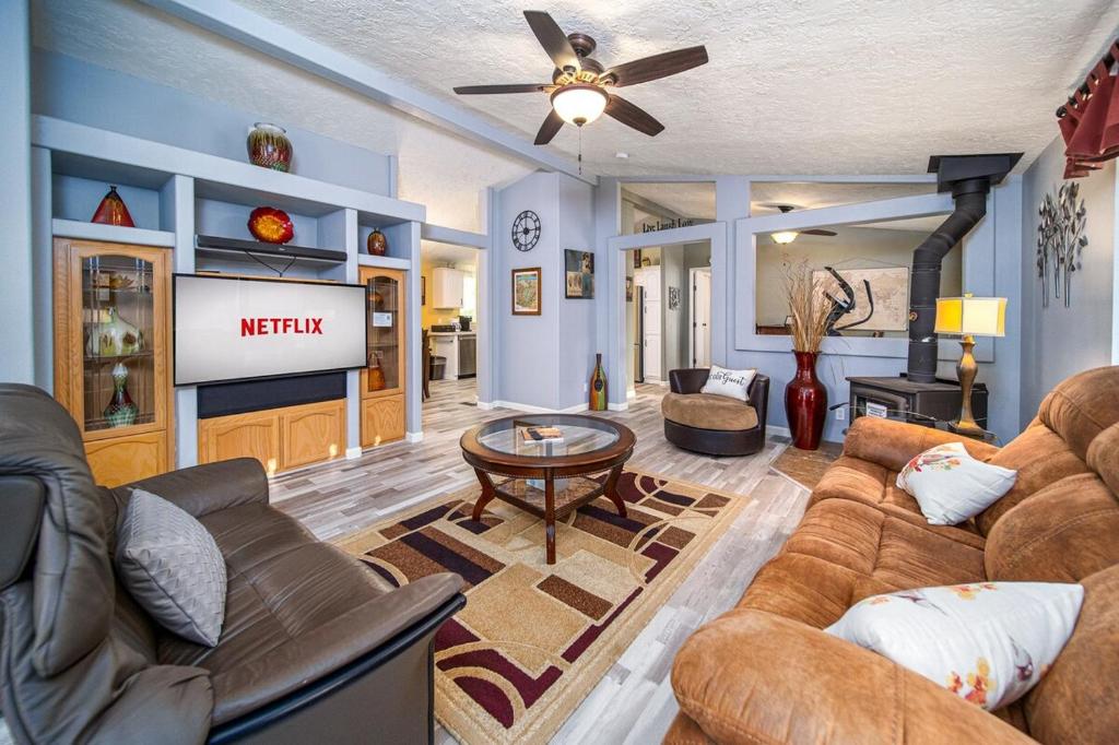 Un lugar para sentarse en The Nest-2 K Beds-Game Room-Deck-5 min to Mariposa