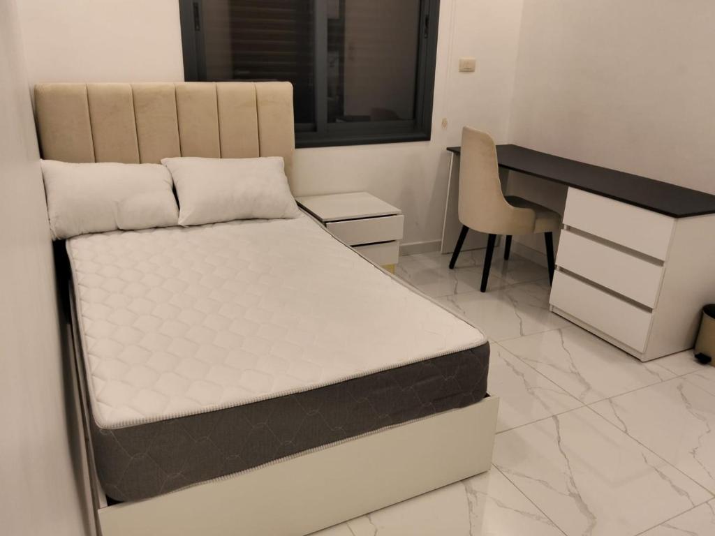 Ένα ή περισσότερα κρεβάτια σε δωμάτιο στο شقه فندقيه مفروشه في منطقه الراهبات الورديه