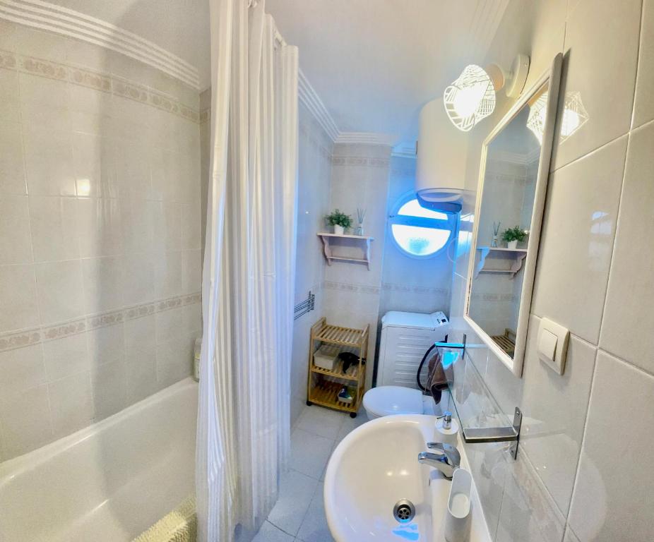 Un baño de Cosy Studio Apartment By The Sea