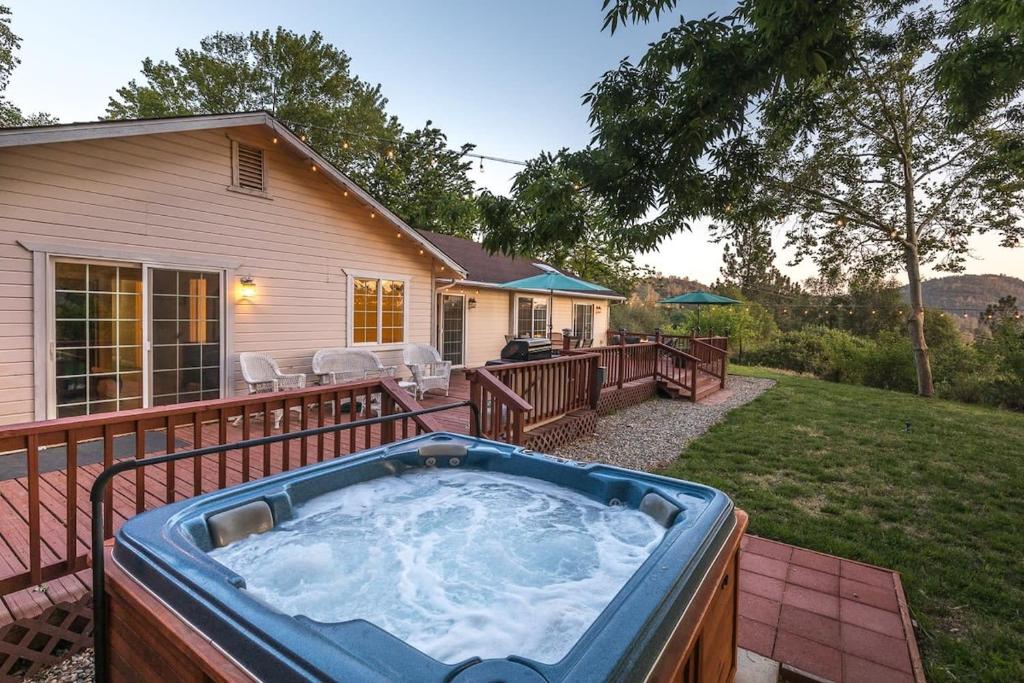 ein Whirlpool auf einer Terrasse vor einem Haus in der Unterkunft Sullivan House & SPA Near Yosemite, 8 Min to Town in Mariposa