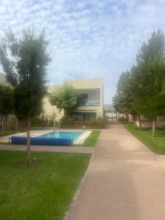 ein Haus mit einem Swimmingpool im Hof in der Unterkunft Luxury 2BR Apartment Taghazout Bay 1 min walk to beach in Tamraght Ouzdar