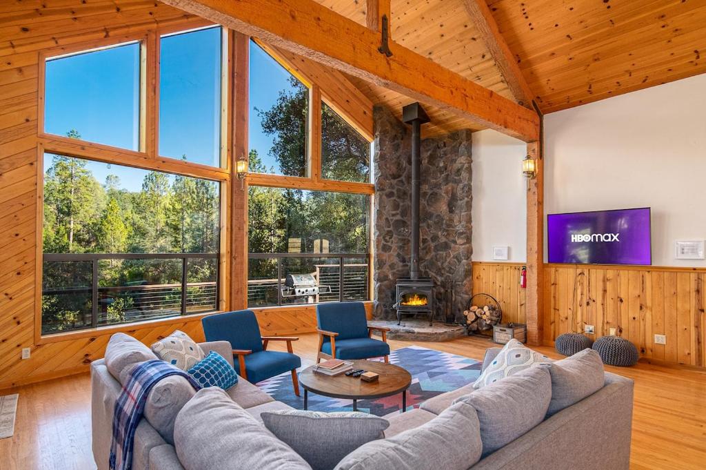 Istumisnurk majutusasutuses Yosemite cabin with private lake - Twin Springs