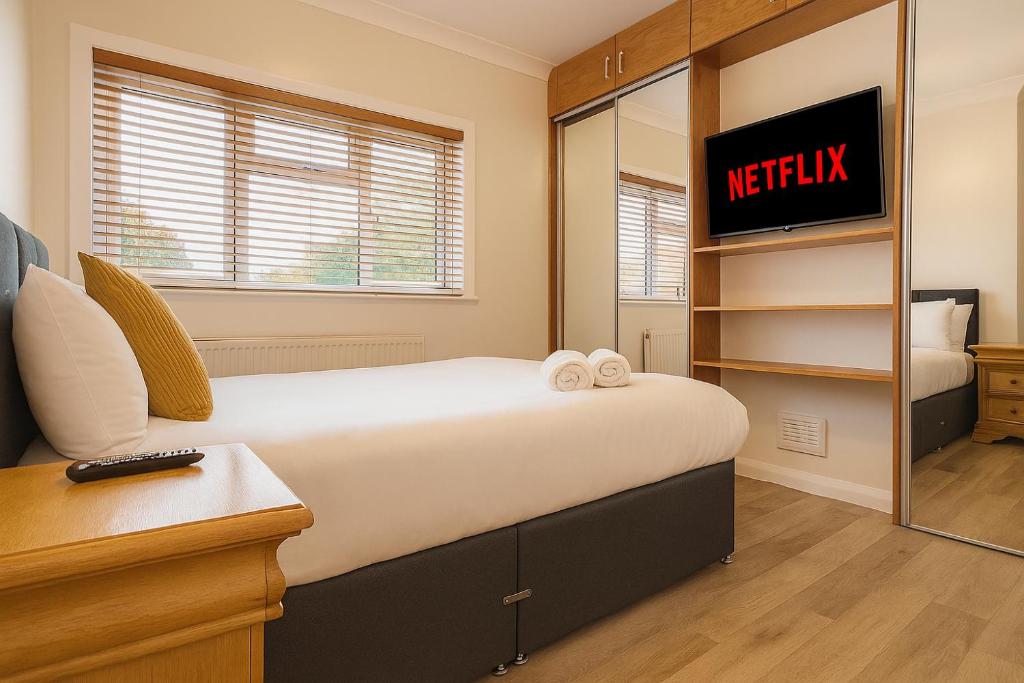 En eller flere senge i et værelse på Derby City Stays