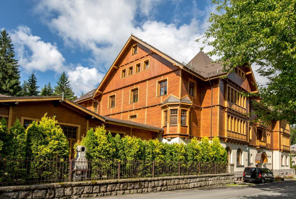 a large house with a fence in front of it at Apartament 41 w Willi Józefina, parking w cenie! MBnoclegi in Szklarska Poręba