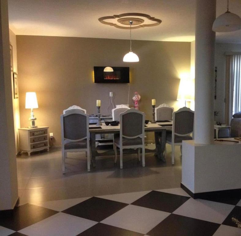 瓜达拉哈拉Cocoa Home Women Only Rooms Chapalita的餐厅里有一张桌子和几把椅子