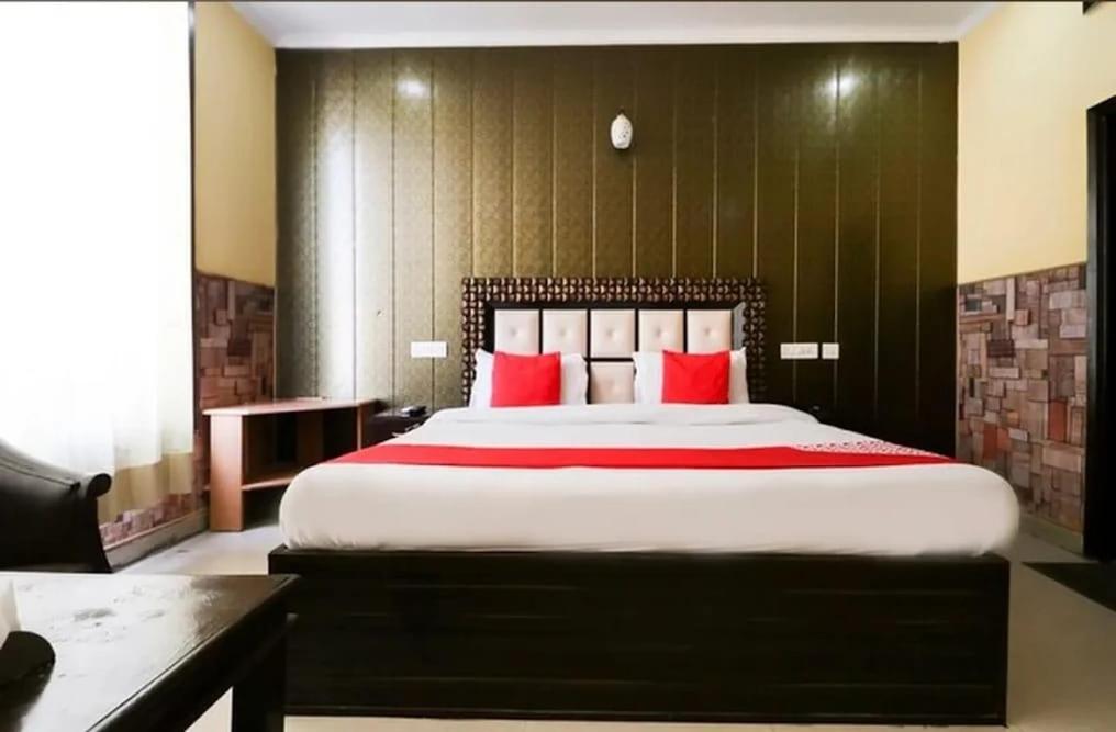 Ένα ή περισσότερα κρεβάτια σε δωμάτιο στο Hotel Kuber ambala road near bus stand A UNIT OF A G GROUP OF HOTELS