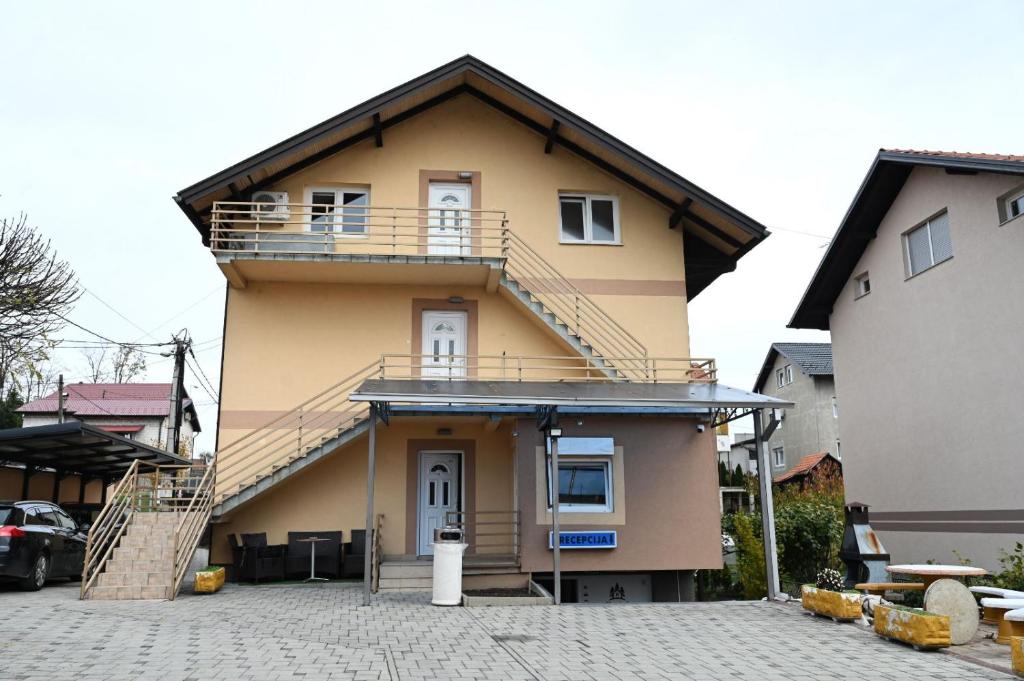 Το κτήριο όπου στεγάζεται  το hostel