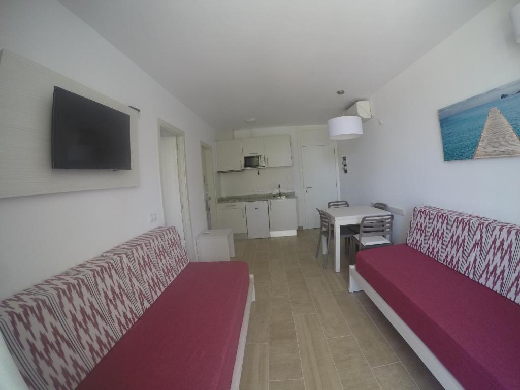 A television and/or entertainment centre at Apartaments Ses Dàlies