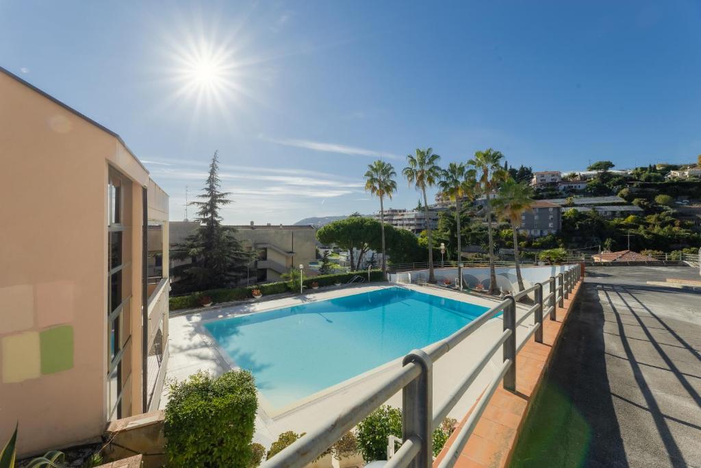 Swimmingpoolen hos eller tæt på Sanremo Blue House - Piscina & Campo da Tennis