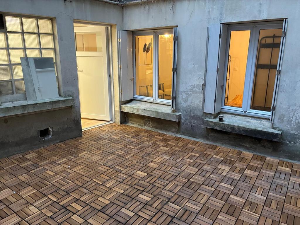 uma sala vazia com portas e janelas em um prédio em Studio Cozy avec terrasse idéalement situé em Angers