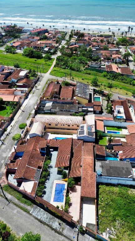 an overhead view of a city with houses and the ocean at Casa Gonzalez Oliveira in Mongaguá