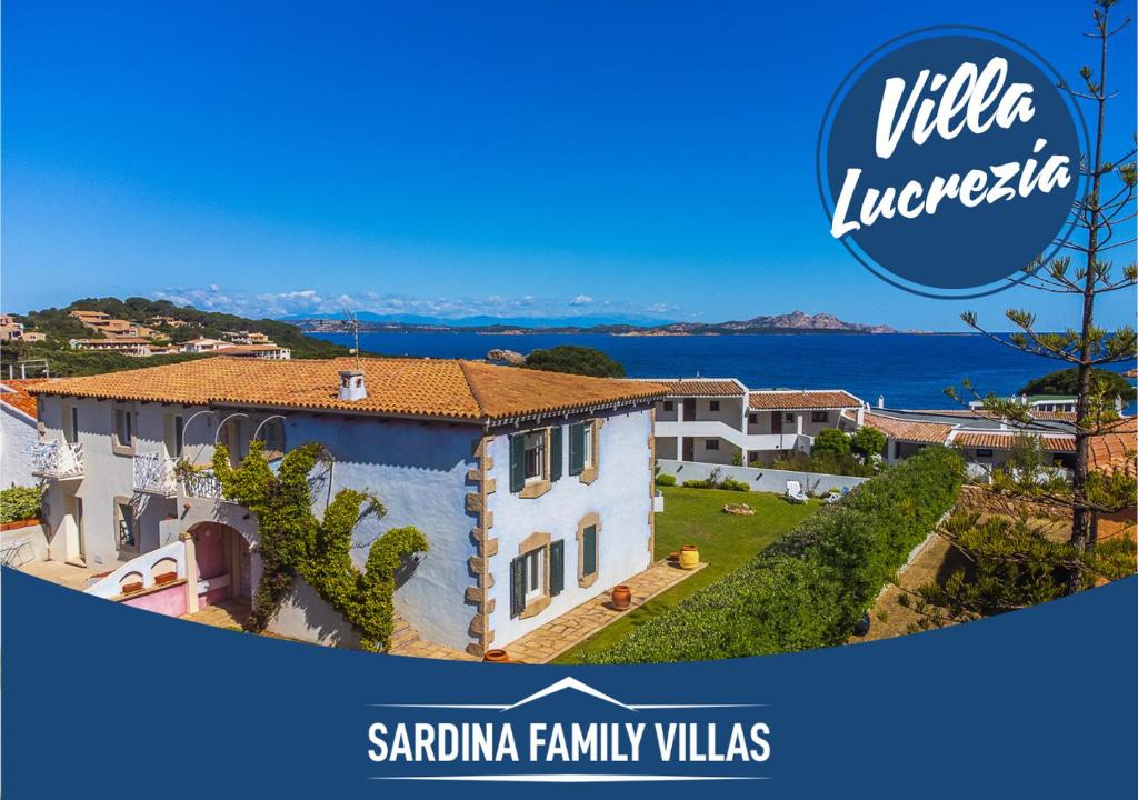 バージャ・サルディニアにあるSardinia Family Villas Villa Lucreziaの海の景色を望むヴィラ