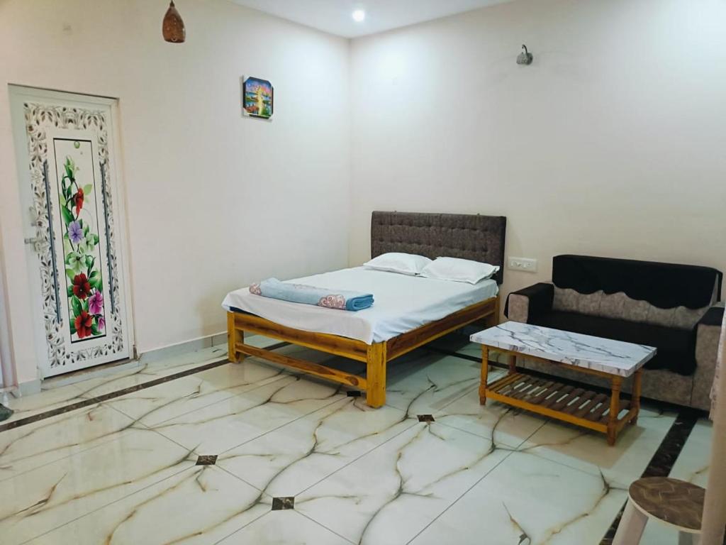 Gallery image of Pure Vegeterian - Private Room - No Alcohol Zone - Hilltop Heaven in Yelagiri