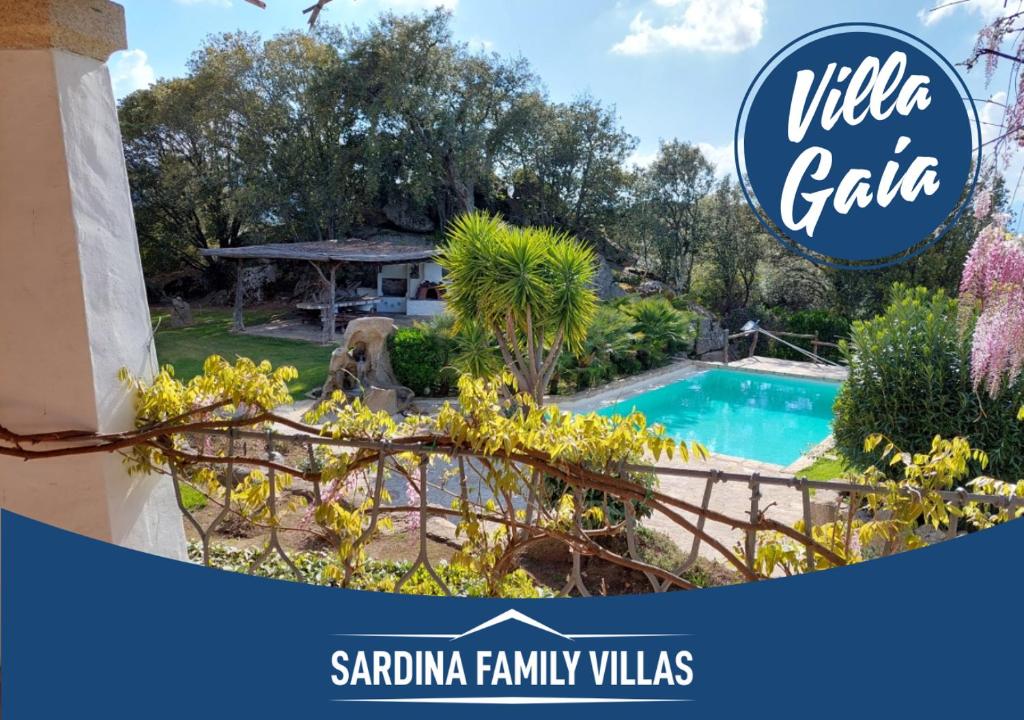 une maison avec piscine et un panneau indiquant « Portail de villa » dans l'établissement Sardinia Family Villas - Villa Gaia with private pool in the countryside, à Sant Antonio Di Gallura
