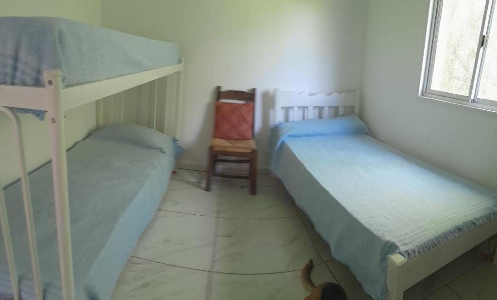 Un dormitorio con dos literas y una silla. en Santa Clara, en Paso de la Patria