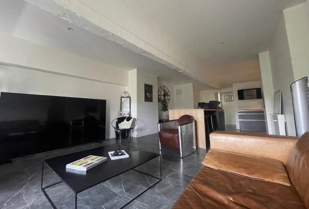 a living room with a couch and a table at Appartement en hyper-centre in Figeac