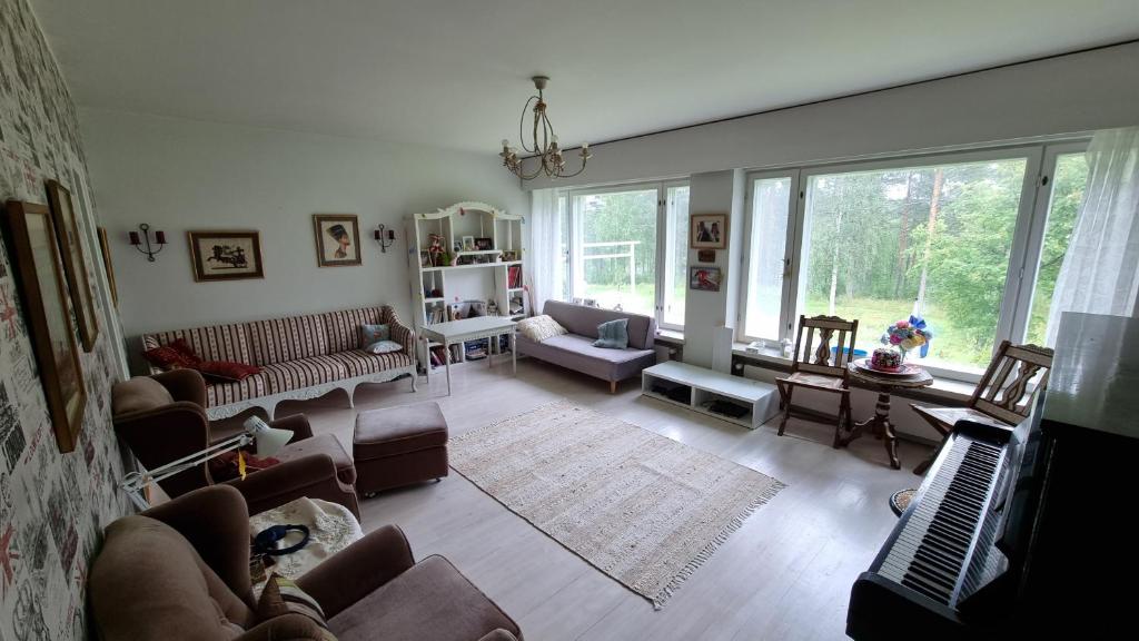 un soggiorno con divani e una grande finestra di Pirttikotka ad Autti