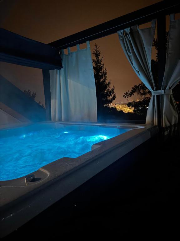 une piscine la nuit avec un rideau dans l'établissement Rabczański Taras, à Rabka-Zdrój