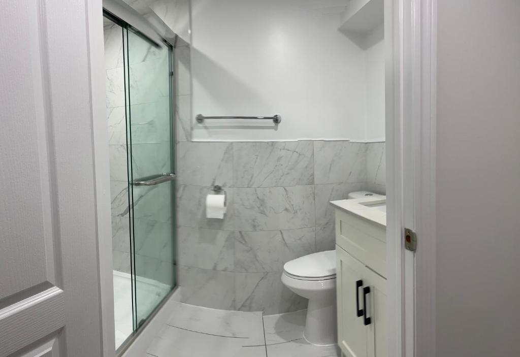 Ένα μπάνιο στο Rayann Hospitality