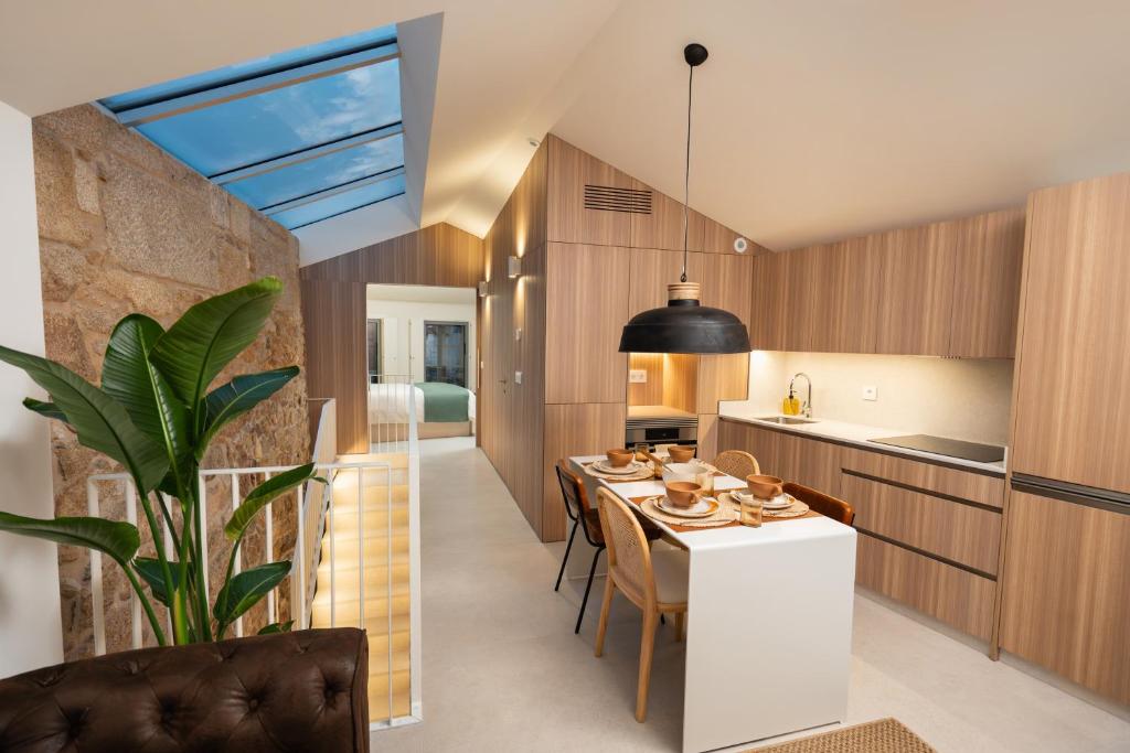a kitchen and dining room with a table and chairs at Casa Carmela Baiona in Baiona