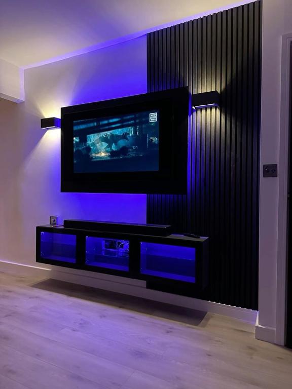 TV a/nebo společenská místnost v ubytování Sky B Motel Kajjansi