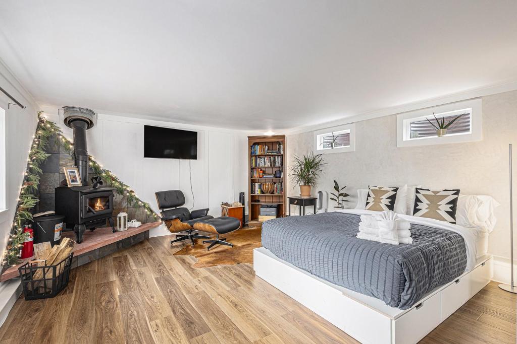 Кровать или кровати в номере Charming Studio Near Garden of the Gods and Trails