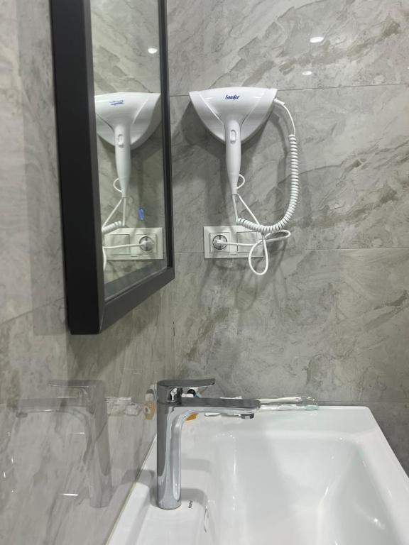 Koupelna v ubytování Transit Hotel