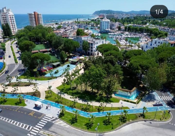 eine Luftansicht auf eine Stadt mit Park in der Unterkunft Il sorriso romagnolo in Misano Adriatico
