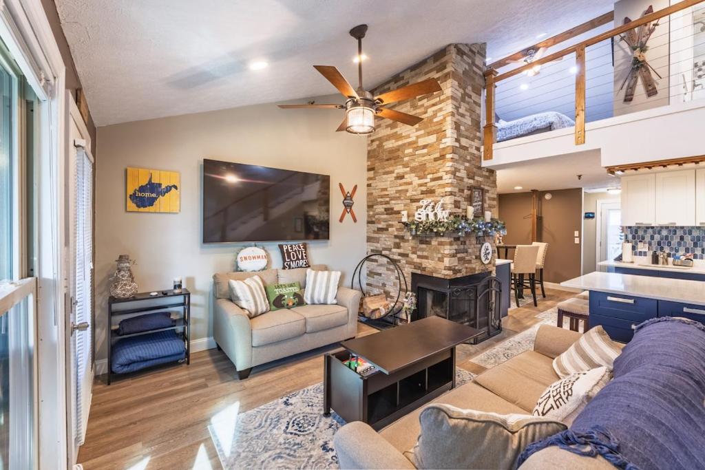 Χώρος καθιστικού στο Mountain Crest Cabin