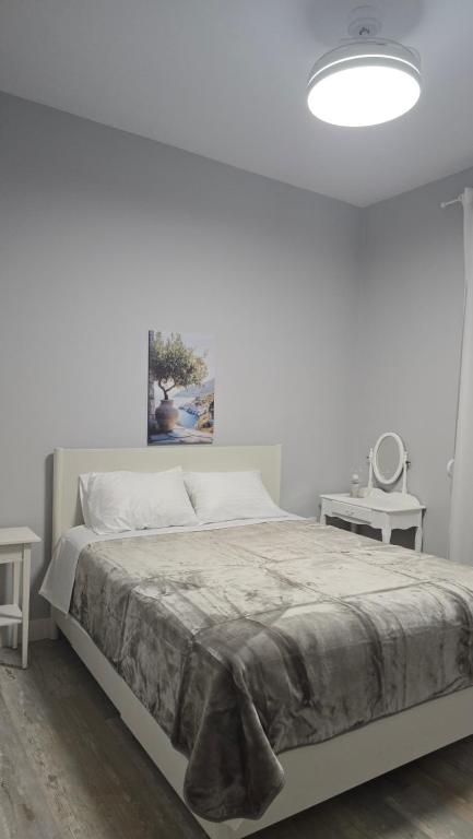 - une chambre blanche avec un lit et une lampe dans l'établissement KYANA Luxury KVA II, à Kavala