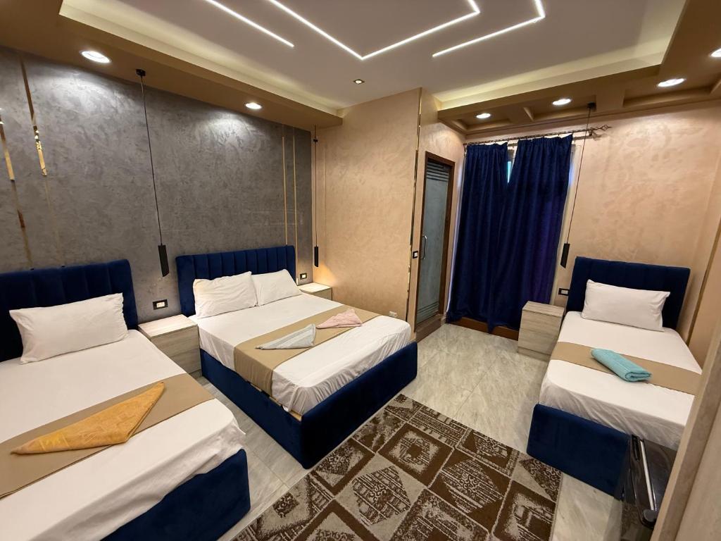 una habitación de hotel con dos camas en una habitación en Cairǒ-Plazǎ UP Hotel, en El Cairo