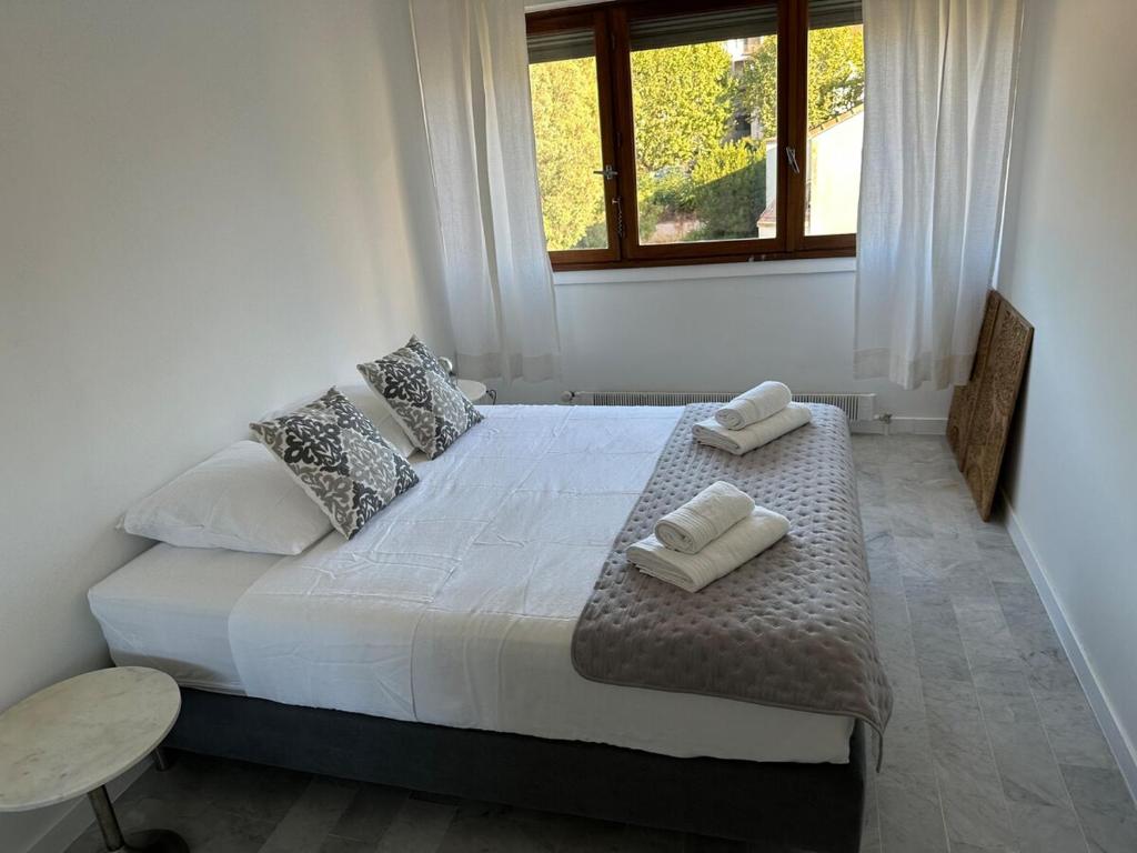 een slaapkamer met een bed met twee handdoeken erop bij La calade in Saint-Raphaël