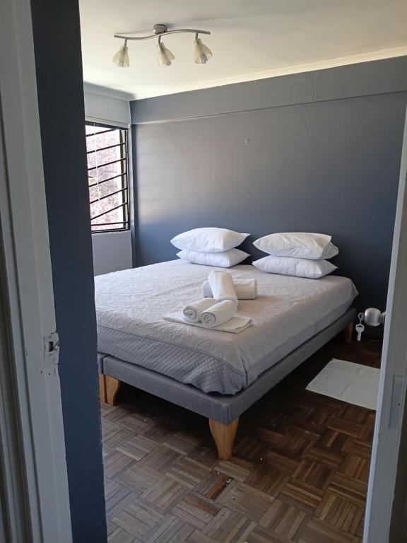 ein Schlafzimmer mit einem Bett, auf dem zwei Handtücher liegen in der Unterkunft Casa Quinta Vergara in Viña del Mar