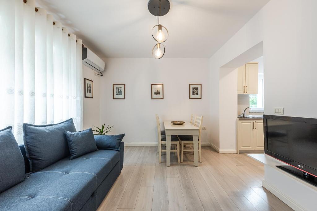 TV a/nebo společenská místnost v ubytování 2Bdr Central Condo-5min Walk from New Bazaar