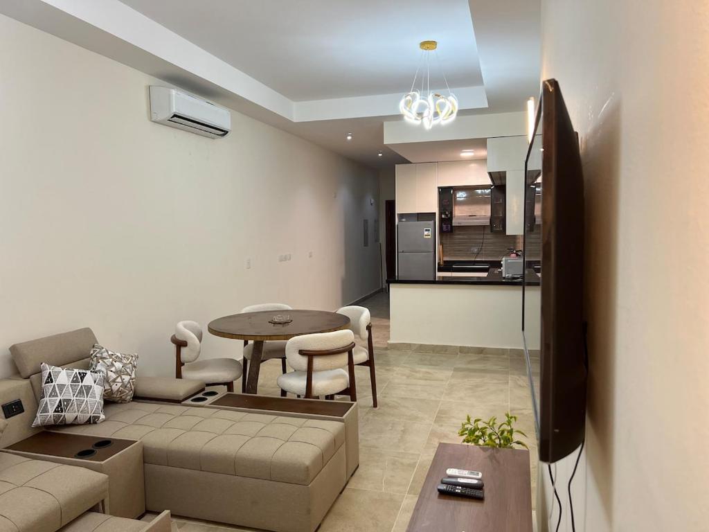 阿莱曼Ilatini New Alamein Lagoon View - الحي اللاتيني的客厅里有一张沙发和一张桌子。