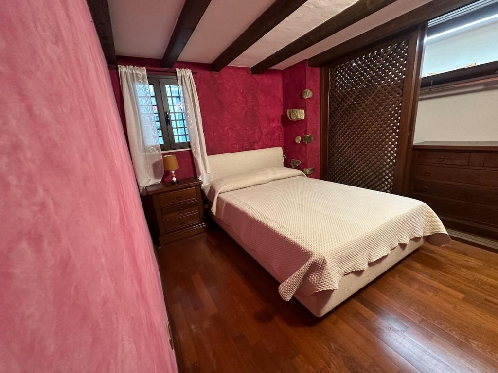 une petite chambre avec un lit et une fenêtre dans l'établissement Charme Rustico 70 mt from the beach, starlink, à Cefalù