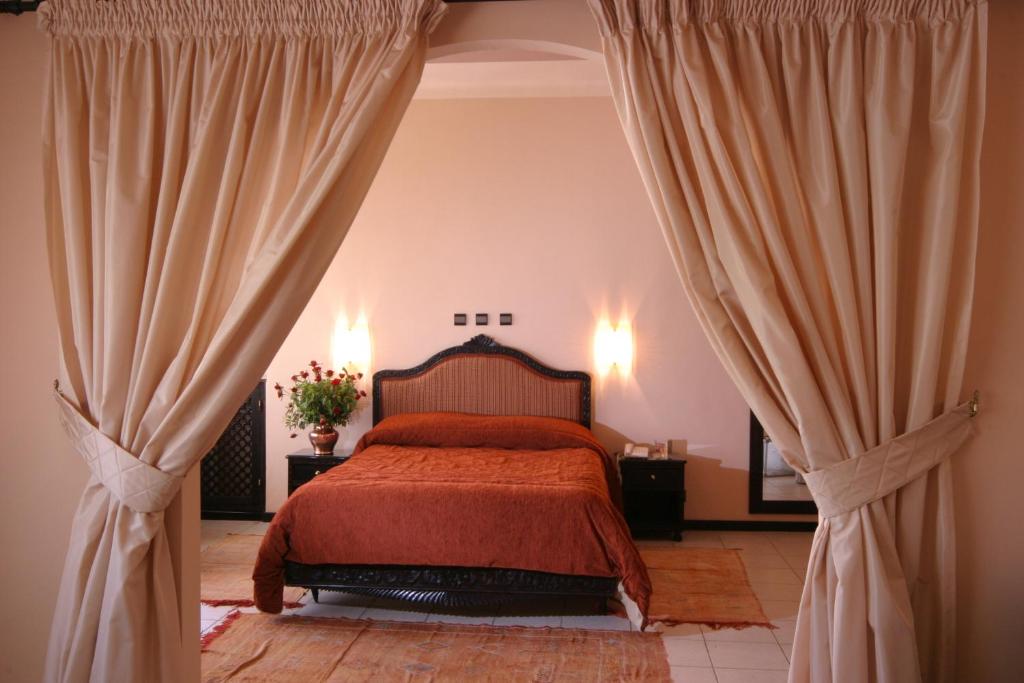 Vuode tai vuoteita majoituspaikassa Hotel Chellah
