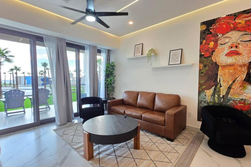 Χώρος καθιστικού στο Encantame Soleil 1st floor 2Br lockoff Sleeps8