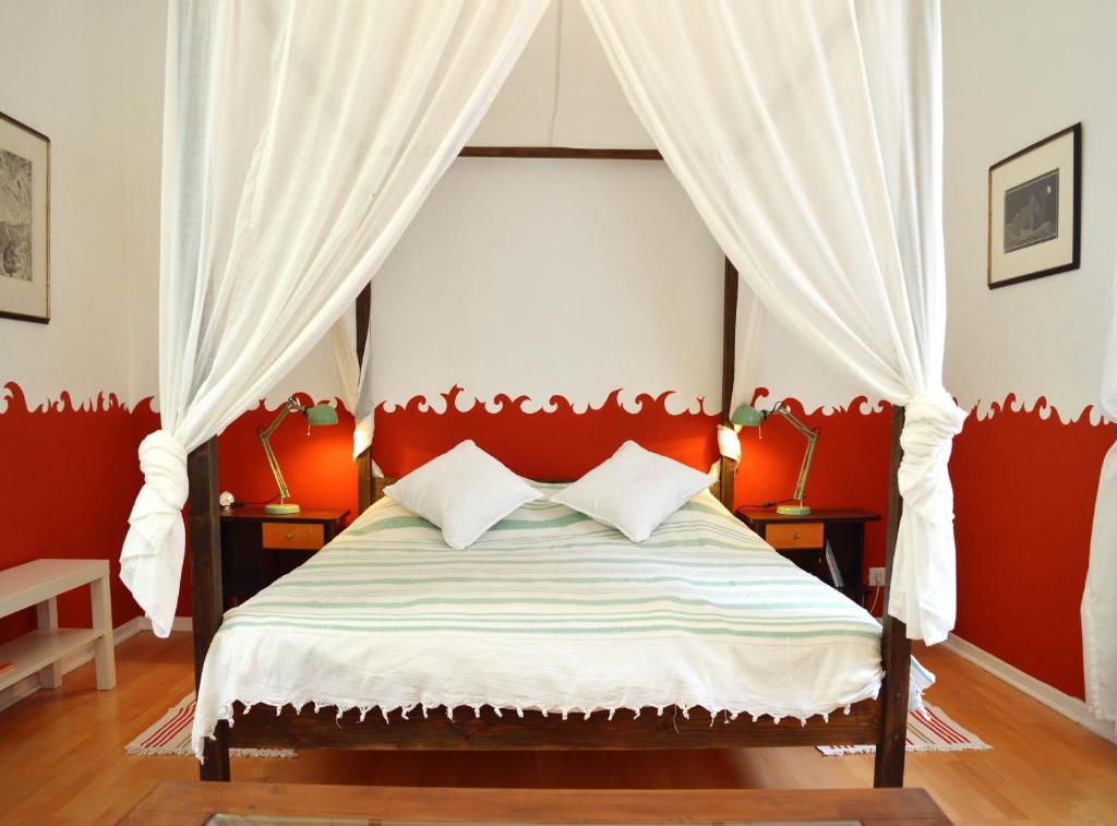 ein Schlafzimmer mit einem Bett mit rotem Kopfteil in der Unterkunft Epic Location in Düsseldorf