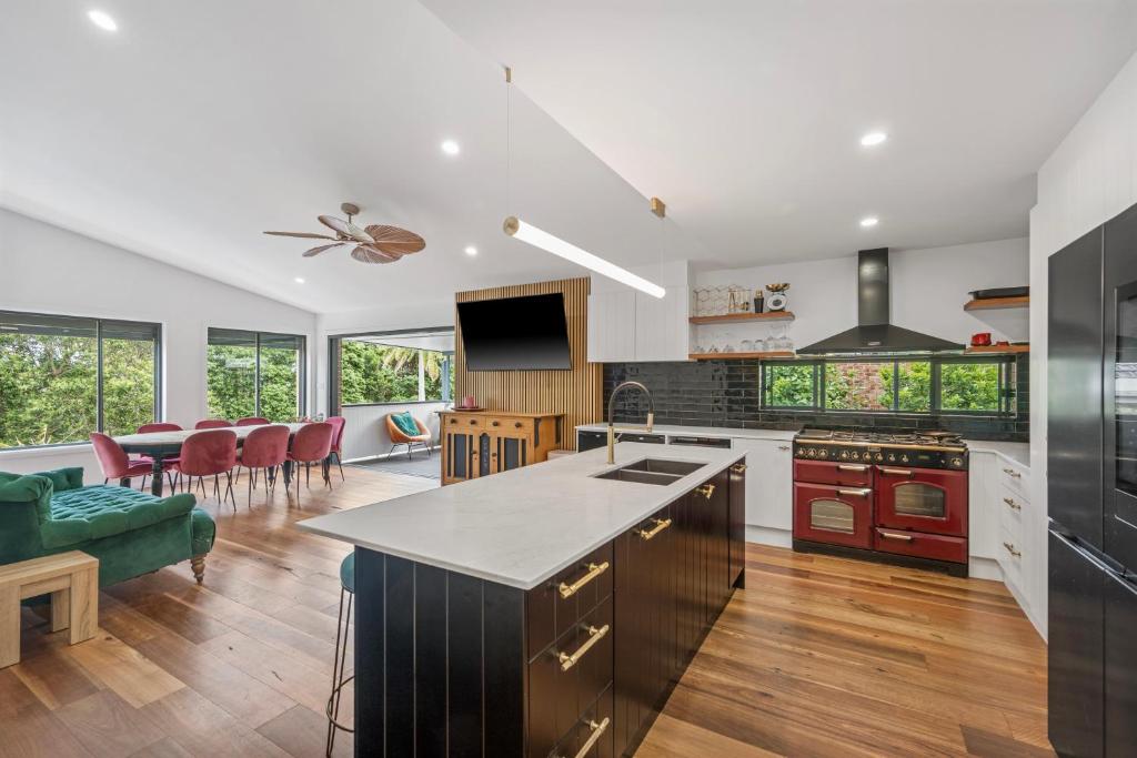 eine Küche und ein Wohnzimmer mit einer Couch und einem Tisch in der Unterkunft 27 Burrawong Drive in Port Macquarie