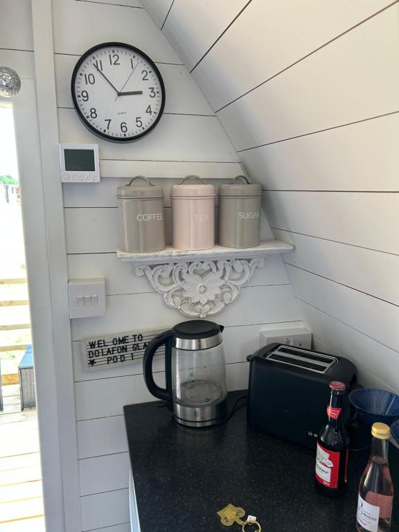 Kuchyň nebo kuchyňský kout v ubytování Dolafon luxury glamping pod 3 with hot tub