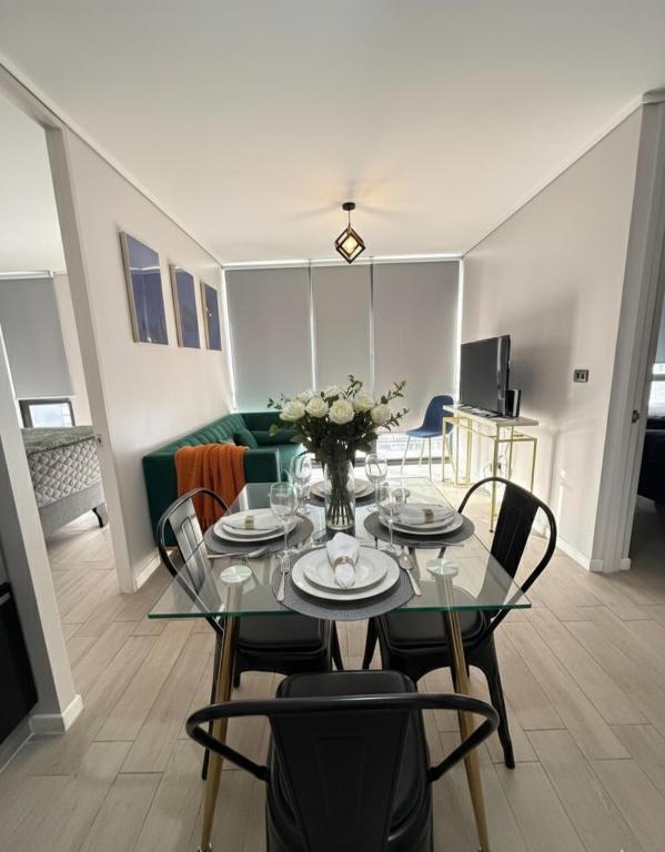 a dining room with a glass table and chairs at Mirador Central Stgo 2Habitaciones 2Baños y 1Garaje in Santiago